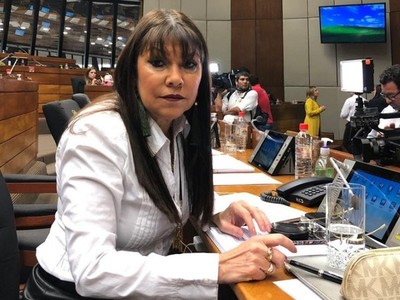 Nuevo pedido de juicio político contra presidente es por haber delegado sus obligaciones en firma bilateral, dice diputada