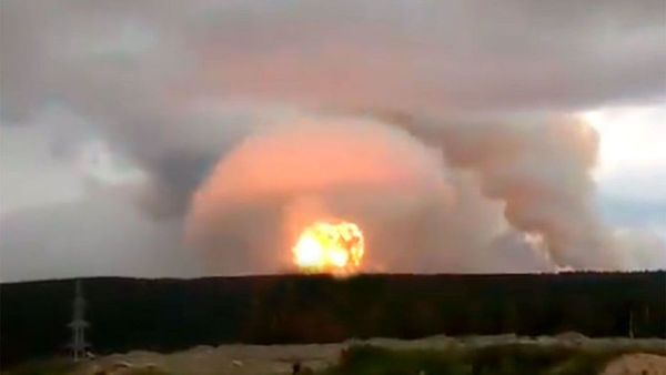 Siete heridos y miles de evacuados por explosión de arsenal en Siberia