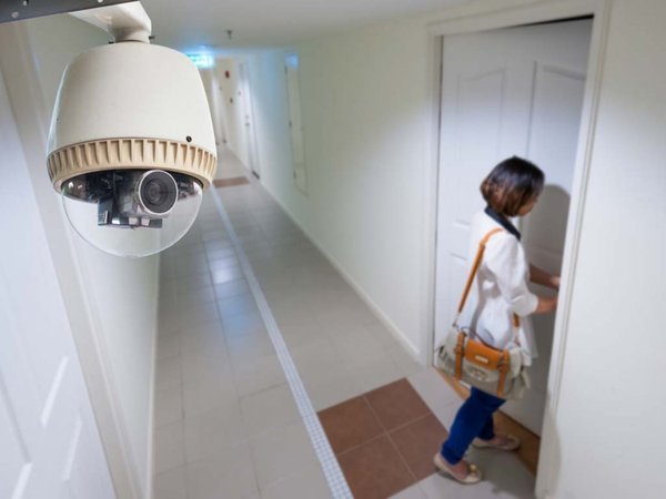 Lío para colocar cámaras de seguridad dentro de la casa