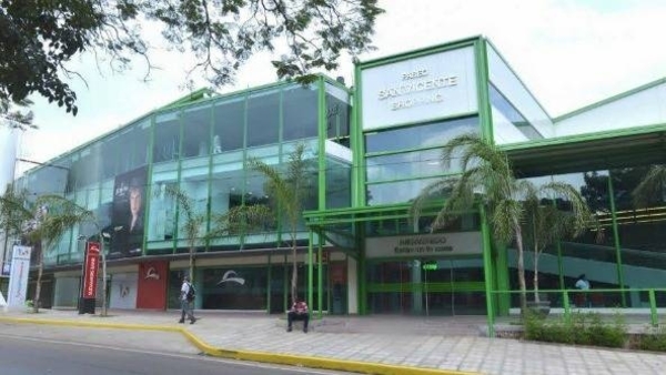HOY / Tres hombres balean a guardia y asaltan un supermercado