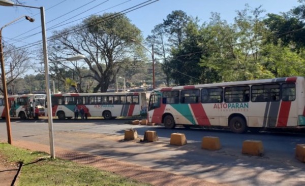 Retienen colectivos de Alto Paraná por incumplimiento de frecuencia