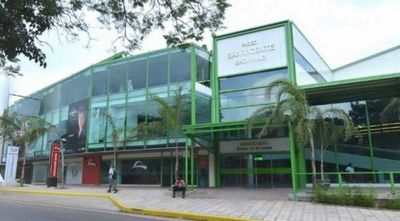 Asaltan supermercado y disparan a un guardia