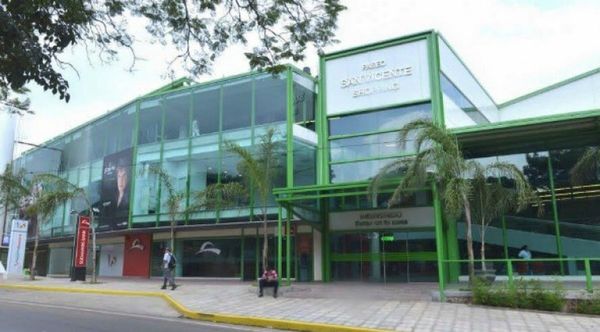 Asaltan supermercado y disparan a un guardia