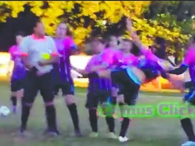 Jugadoras le corrieron a patadas al árbitro