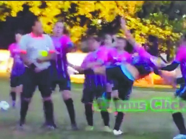 Jugadoras le corrieron a patadas al árbitro
