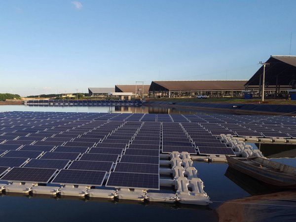 Brasil inaugura su primera planta flotante de generación solar