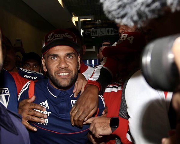 Fiesta en San Pablo por el arribo de Dani Alves