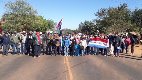 Cierran ruta y exigen al MOPC asfalto en cruce de comunidades rurales