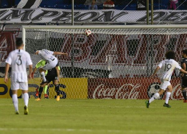 Libertad se queda con la punta y el invicto decano - Fútbol - ABC Color