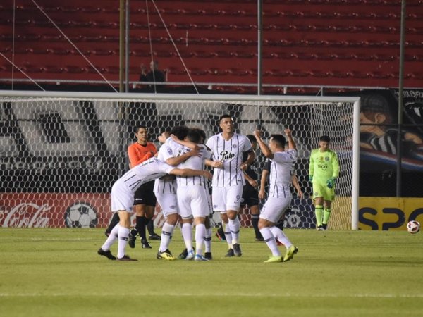 Libertad tumba largo invicto de Olimpia y queda como solitario puntero