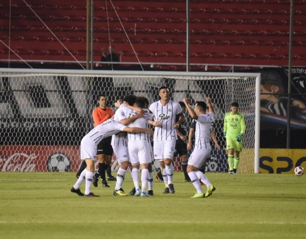 Libertad tumba largo invicto de Olimpia y queda como solitario puntero