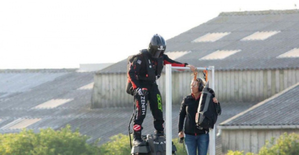 El “Hombre pájaro” cruzó volando Canal de la Mancha