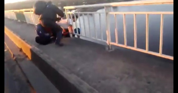 Guardia vale evitó que un joven se lanzara de puente