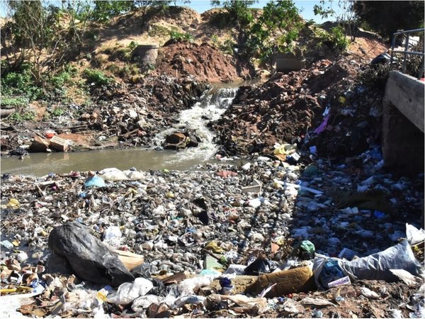 Hedionda descarga cloacal cae sin pausa al arroyo Mburicá