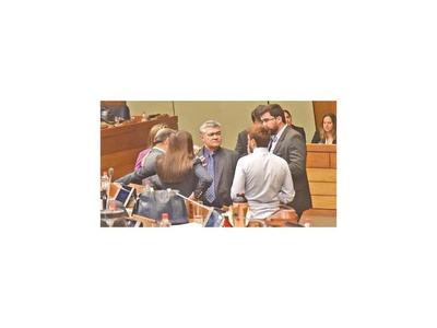 Una oposición dividida y sin votos insiste con iniciar el juicio político