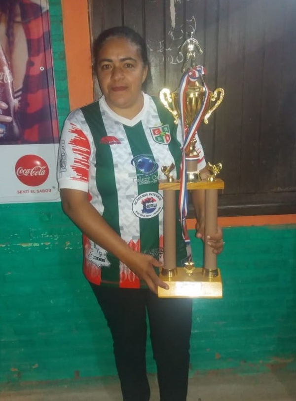 Mujer presidente logra título de fútbol en Loreto