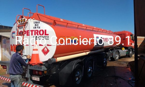 Roban más de 20 mil litros de combustible y luego abandonan camión cisterna