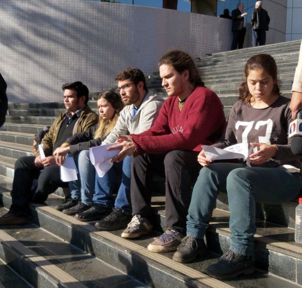 Universitarios piden juicio político y llaman a movilización - Nacionales - ABC Color