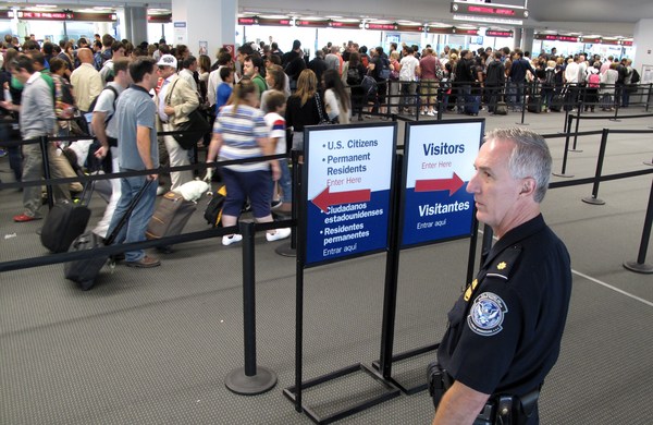 INTERNACIONALES: ALERTAN A LATINOAMERICANOS DE LOS PELIGROS DE VIAJAR A EE.UU.