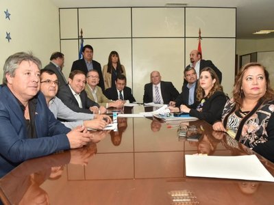 Oposición presenta acusación contra Abdo y Velázquez