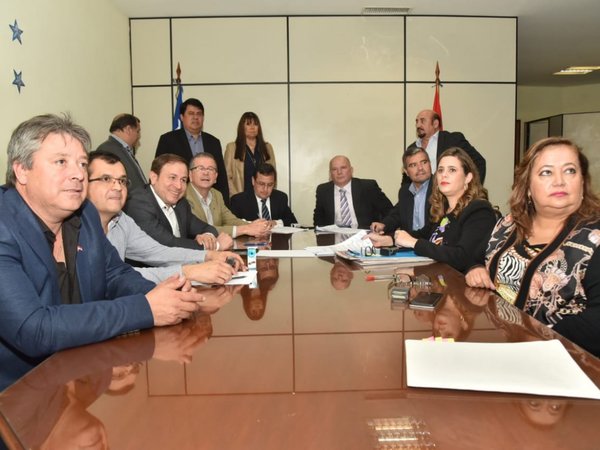 Oposición presenta acusación contra Abdo y Velázquez