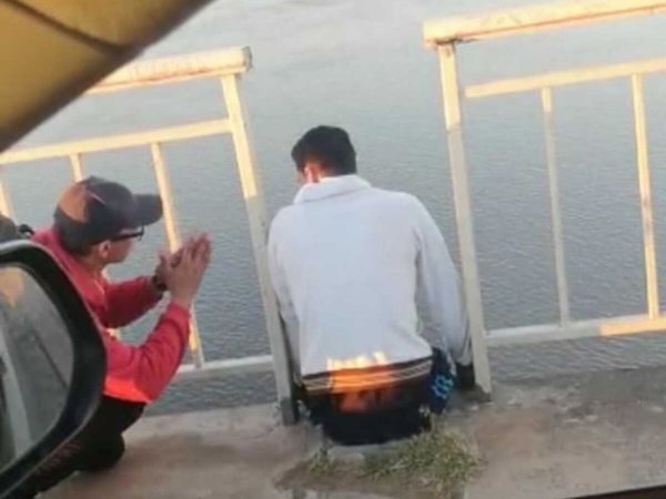 Mochilero evitó que un joven se tire del puente