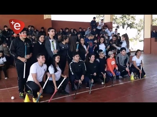 JUGÁ HOCKEY EN EL COLE: ENTREGAN IMPLEMENTOS DEPORTIVOS A ESTUDIANTES DEL COLEGIO SAN ISIDRO