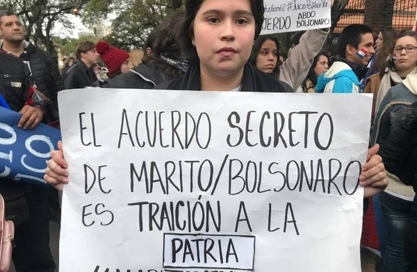 HOY / Universitarios se movilizan en apoyo al pedido de juicio político