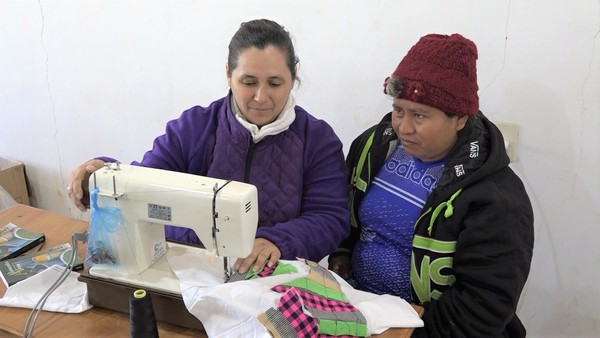 Mujeres indígenas de Yalve Sanga aprenden sobre técnicas de costura