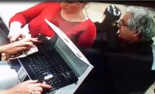 Olvidó su teléfono en un carrito y una pareja se apoderó de él