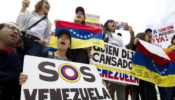 Trump congela activos del gobierno en disputa de Venezuela