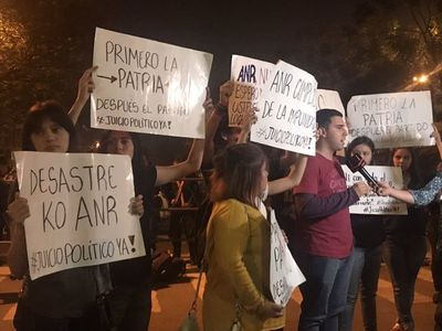 Estudiantes se manifiestan en inmediaciones del Congreso