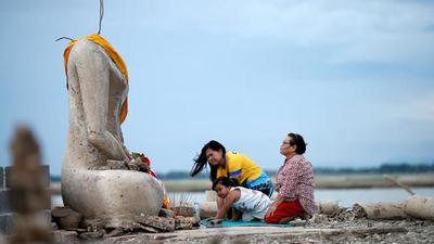 La sequía revela una templo budista en el centro de Tailandia » Ñanduti