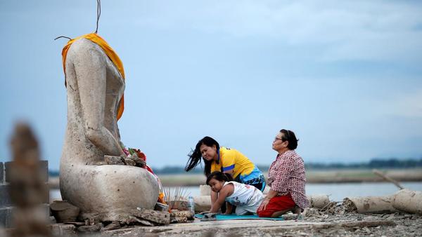 La sequía revela una templo budista en el centro de Tailandia » Ñanduti