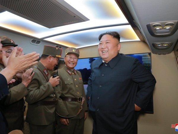 Kim Jong-un dice que tests de misiles son "advertencia" a EEUU