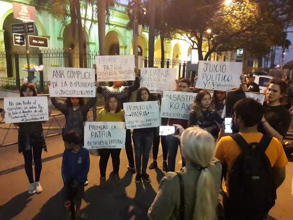 Sapukái ojeipyso Paraguaýpe osêva tavaygua ahy’ógui ojerurévo hikuái juicio político - ABC Remiandu - ABC Color