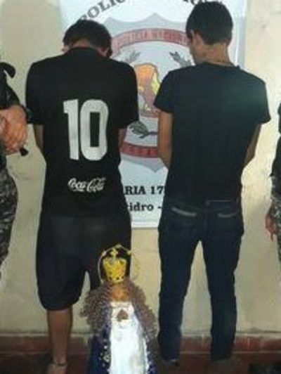 Detienen a dos jóvenes con santos hurtados