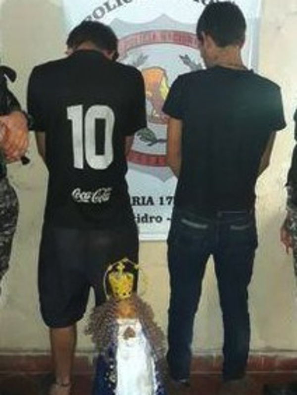 Detienen a dos jóvenes con santos hurtados