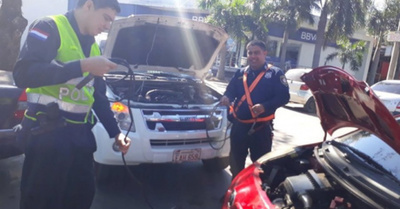 Mujer destaca a polis que la sacaron de un “apuro”