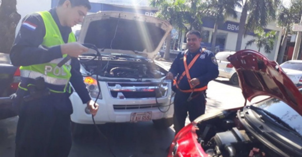Mujer destaca a polis que la sacaron de un “apuro”