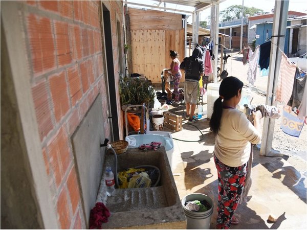 Cuestionan que refugio modelo no es lo prometido y sufren incomodidad
