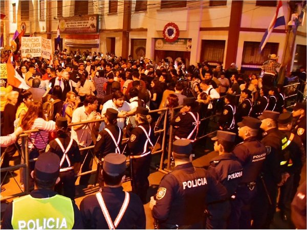 Manifestantes piden juicio político para Abdo y su vice