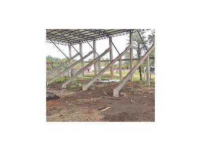 Por  “insegura” frenan  obra en polideportivo de Carayaó