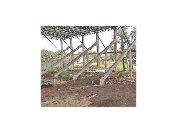 Por “insegura” frenan obra en polideportivo de Carayaó
