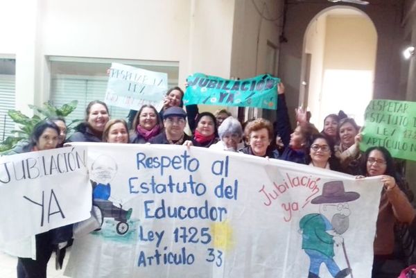 Docentes jubilados aguardan una respuesta del MEC esta semana - Locales - ABC Color