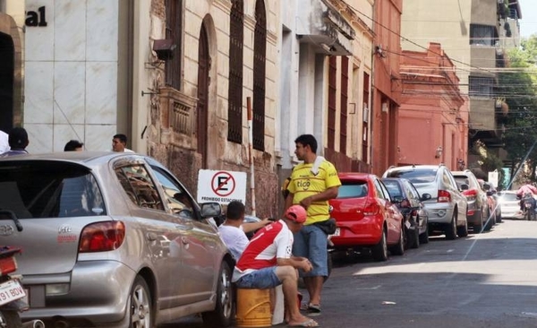 HOY / Aso de cuidacoches quiere formalizar el rubro para distinguirse de infiltrados