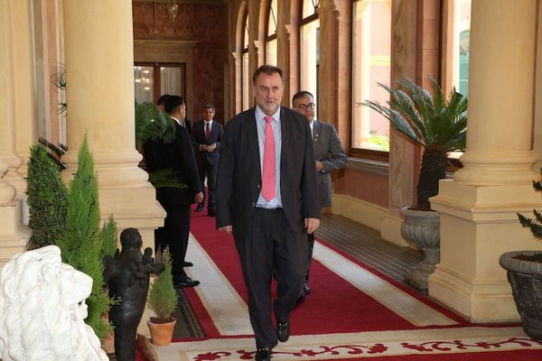 Titular de Hacienda asegura que puso su cargo a disposición