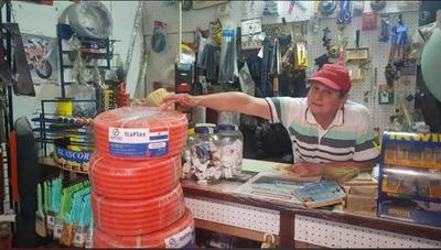 Ferretero devuelve Gs. 6 millones que cliente olvidó en su el local