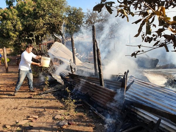 Una familia pierde su vivienda tras incendio