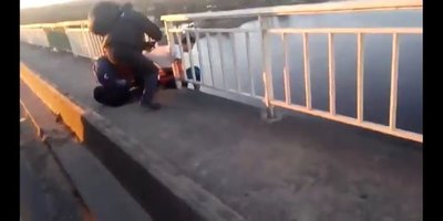 UN MOCHILERO Y UN GUARDIA DE SEGURIDAD SALVARON A UN JOVEN QUE INTENTÓ SALTAR DEL PUENTE REMANSO